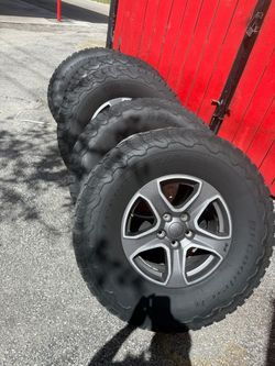 5 Take off Jeep Wrangler Rims OEM size 17 with tires 315/70/17 Bf Goodrich $800