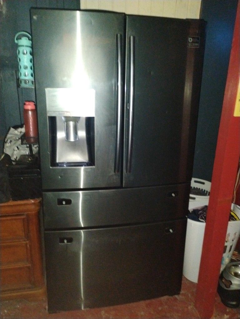 Samsung Deluxe Stainless Steel Refrigerator