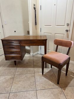 Mid Century Singer Sewing Machine Table / Desk and Chair