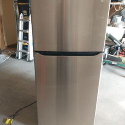 LG Electronics 30 In Wide 20 Cubic Foot Top Freezer Refrigerator With LED Lighting, Smart Diagnosis And Multi-airflow In Stainless Steel.