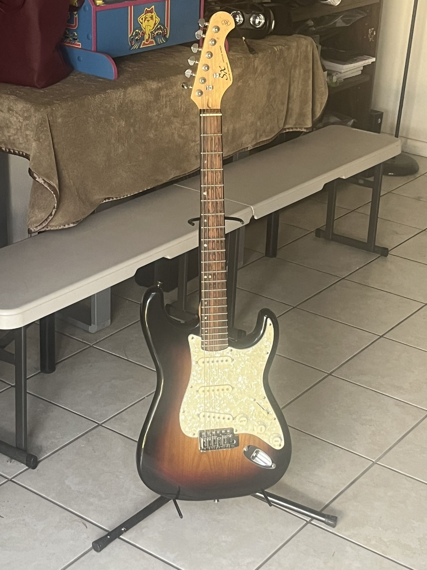 Squier Stratocaster SX Vintage Series Custom Handmade Electric Guitar + Rouge 22w Guitar Amp