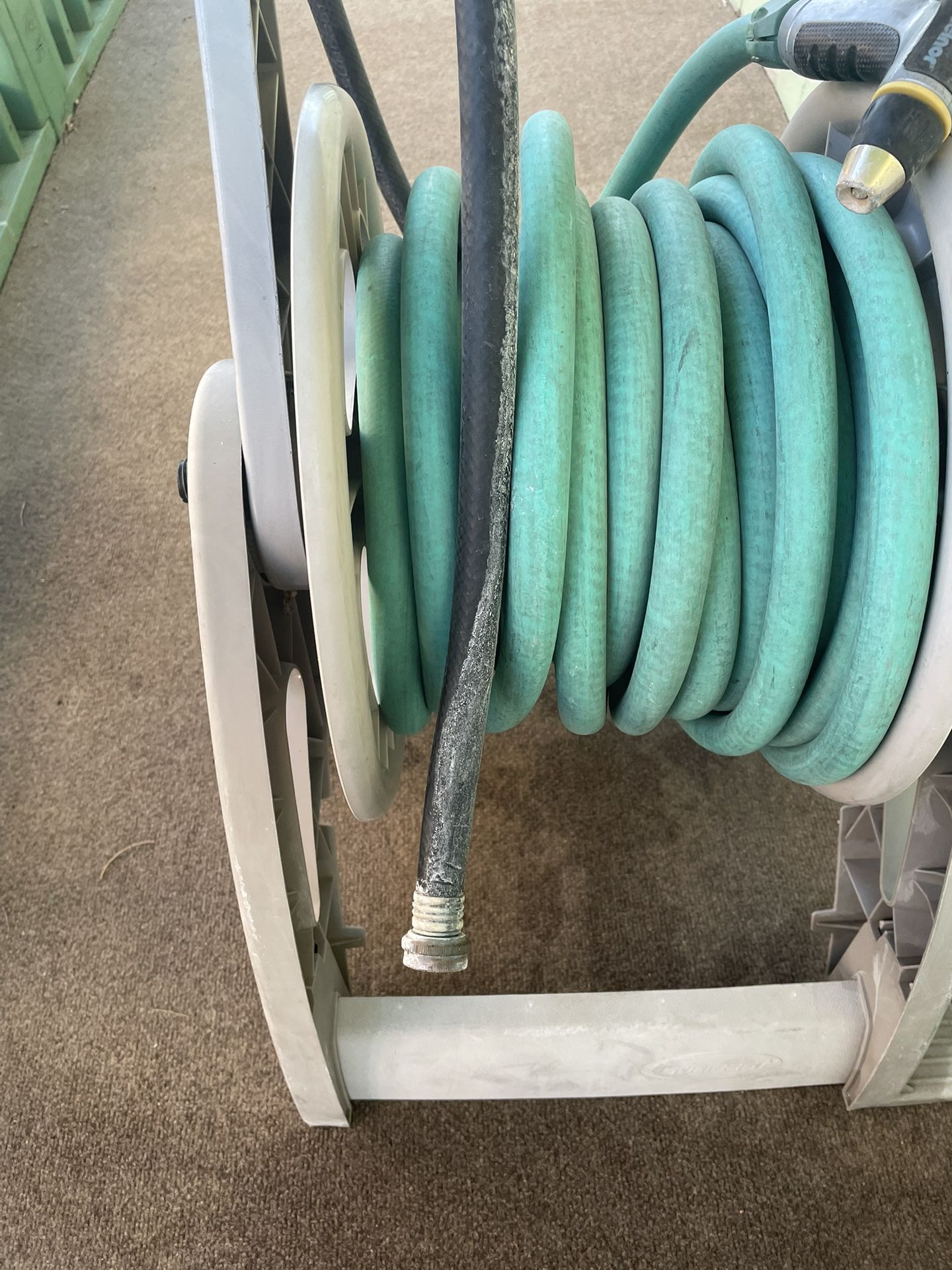 ☀️ SUNCAST MOBILE HOSE REEL CART NOTE: Side lever missing to unravel hose. Must use both side wheels to unravel hose. Package includes: Hose Garden