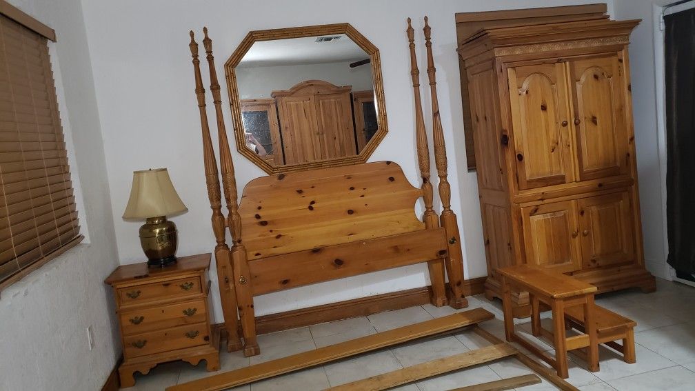 Bed Frame, Dressers, Night Table, Lg Mirror & Stool - Juego De Cuarto