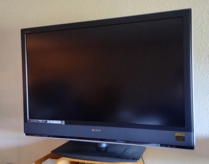 Huge 46" Sony Bravia Smart HDTV Flat screen 1080p HDMI