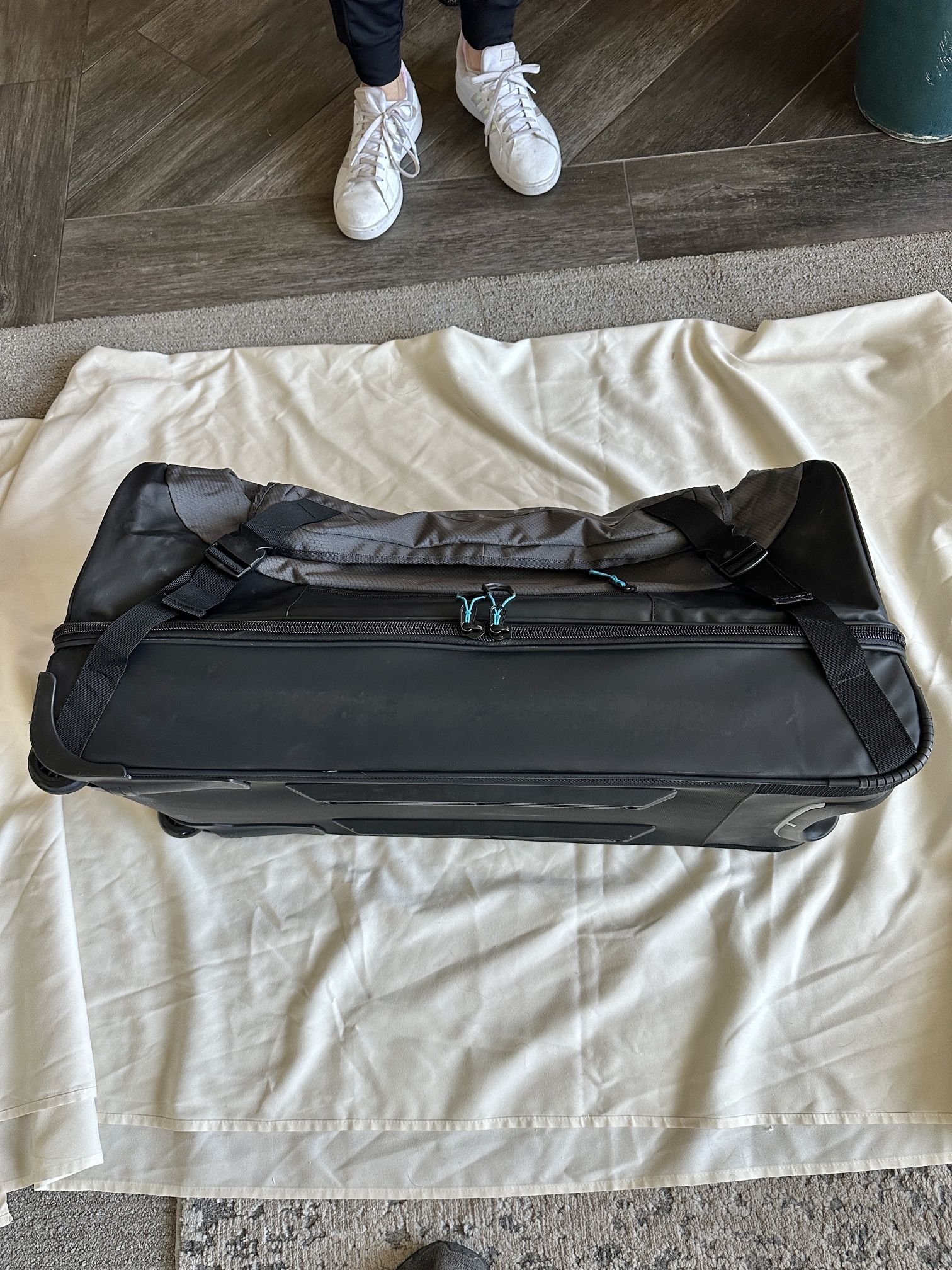 HIGH SIERRA ROLLING DUFFLE TRAVEL BAG WITH HANDLE for Sale in