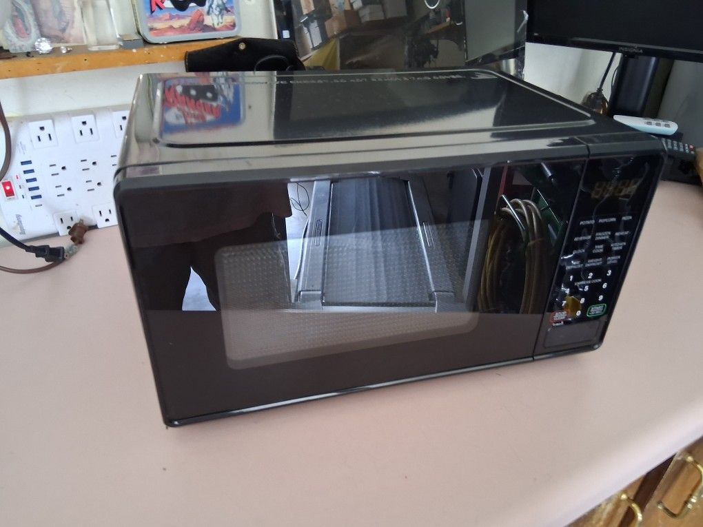 Microwave Like New Condition Works Perfect $39