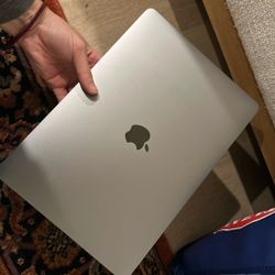 MacBook Air M1 (A2337) – Broken Screen – Works w/ External Monitor 