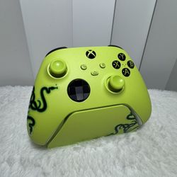 Microsoft Xbox Wireless Controller for Xbox One Xbox Series X/S, PC + Stand