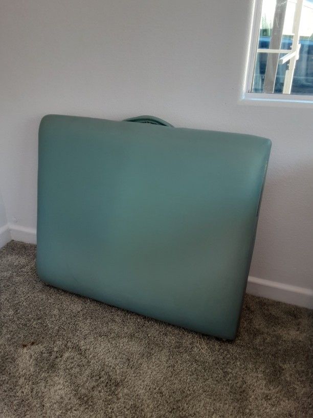 Massage Table, Towels, Cushion Bed Cover, Sheets