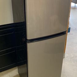 Magic Chef MCBR415S Mini Fridge