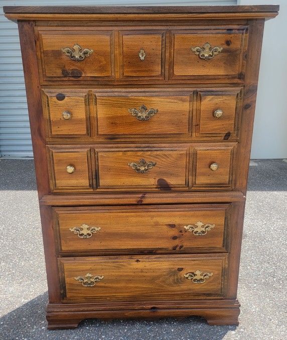 (FREE DELIVERY) Broyhill Chest of Drawers Dresser 