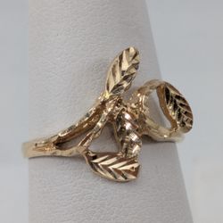 ✨ 14K Yellow Gold Leaf Ring – Elegant & Unique ✨ Beautifully crafted 14K yellow gold leaf design ring, marked “14K”, . The intricate leaf pattern catc