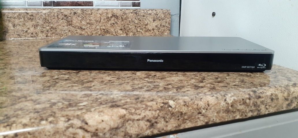 PANASONIC SMART 3D BLUE RAY DVD PLAYER WITH REMOTE HAS THUMB DRIVE PORT AND SD CARD PORT COMES WITH POWER CORD AND MDMI CORD 