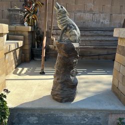 Wolf statue 