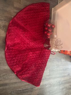 Set Red Quilted Velvet Christmas Tree Skirt, top tree gold deco, red balls deco