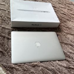 MacBook Air 13-inch LED-backlit Widescreen Notebook 