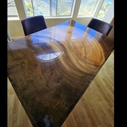 E Swirl Dining Table 
