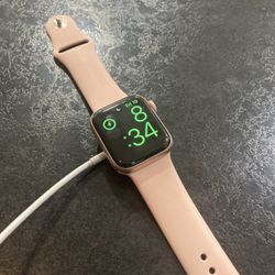 Apple Watch Series 5 - OPEN BOX