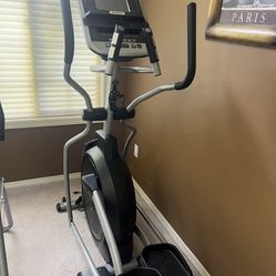 Spirit Xe195 Eleptical Machine 