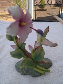 Hummingbird and hibiscus Porcelain Figurine