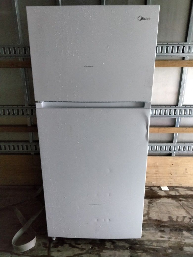 Refrigerator Never Used Midea 18 Cu. Ft 30 Inch Top FreeZer Refrigerator