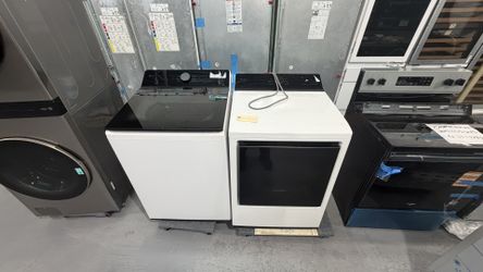 Upgrade your laundry room with this beautiful LG washer and gas dryer set in Alpine White. This set includes a 5.3 cu. ft. Mega Capacity Smart Top Loa