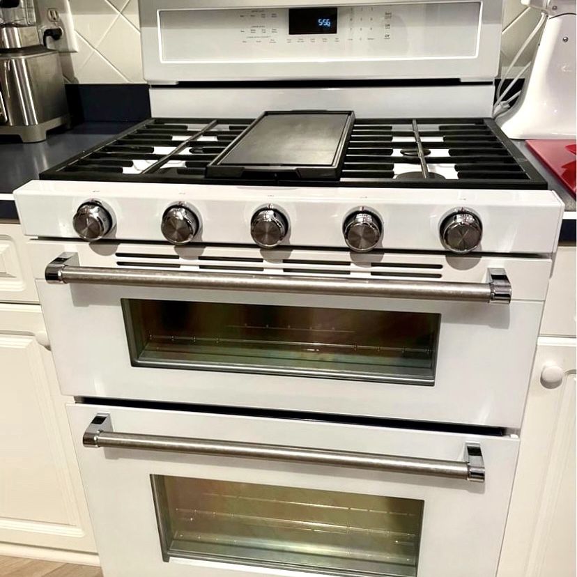 Kitchen aid DOUBLE “gas oven “ - Color : WHITE - With Matching Microwave -Extremely Clean - Perfec Condition! 