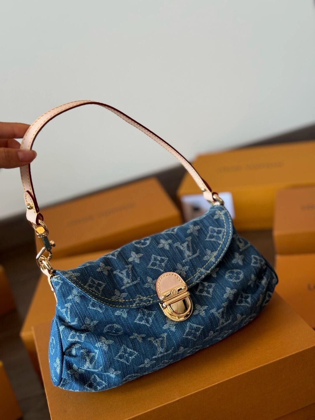 Women's blue 𝐥𝐯 𝐥𝐨𝐮𝐢𝐬 𝐯𝐮𝐢𝐭𝐭𝐨𝐧 denim pleaty bag