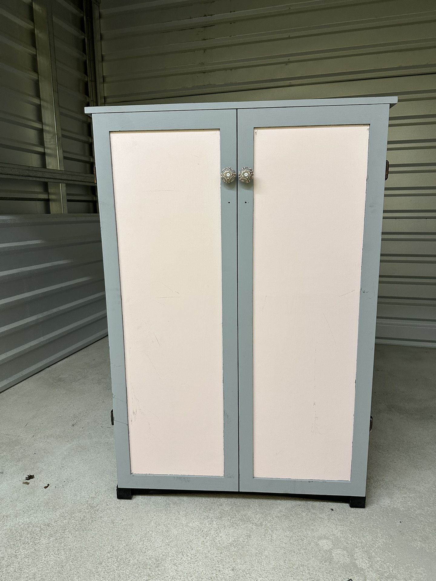 Storage cabinet