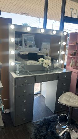Vanity Set Incluye ,Vanity , Espejo , Silla Y Tapete Por Solo $699 (display)