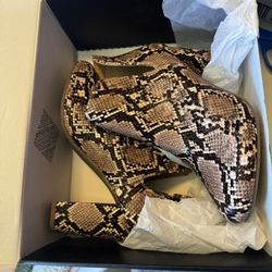 Women’s Size 9W Brand New Boots 