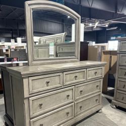 Lettner Light Gray Dresser and Mirror /P