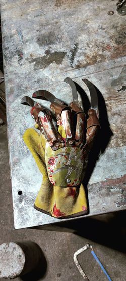 nightmare on elm Street Freddy glove not movie correct replica. sweater is real deal 75$