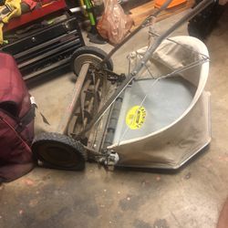 craftsman 18 inch reel mower with bag for Sale in Los Angeles, CA
