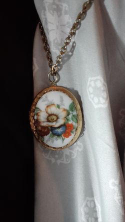 Flower locket necklace