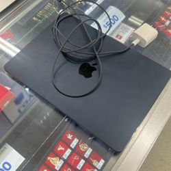 Macbook Air 2022 M2 8GB CORE