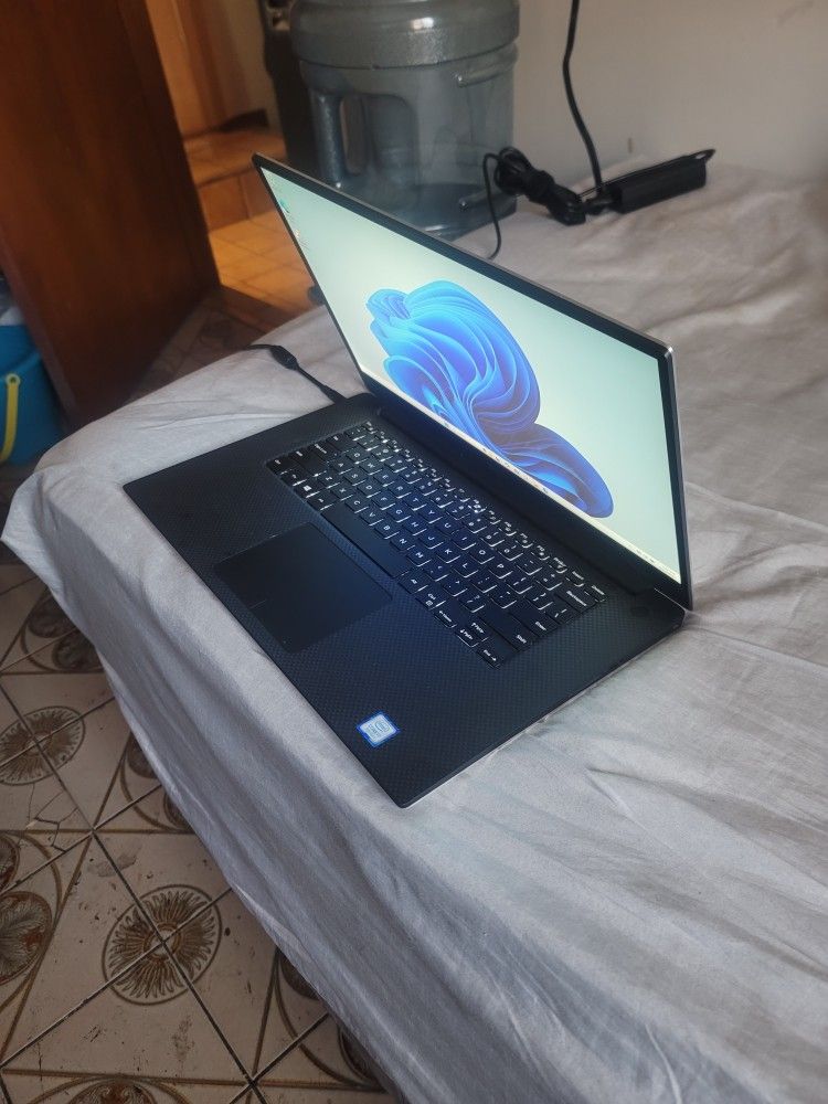 Dell XPS Laptop: Core i7. Windows 11, Wi-Fi, MS-office. M.2 Drive.