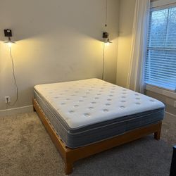 Like New Queen Hybrid Mattress W/ Wooden Frame