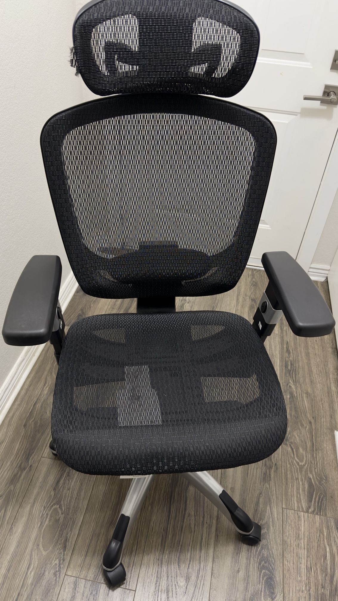 Staples Hyken Ergonomic Mesh Swivel Task Chair Black UN59460