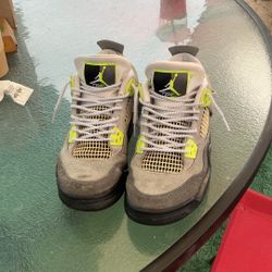 Jordan 4 Retro SE neon95