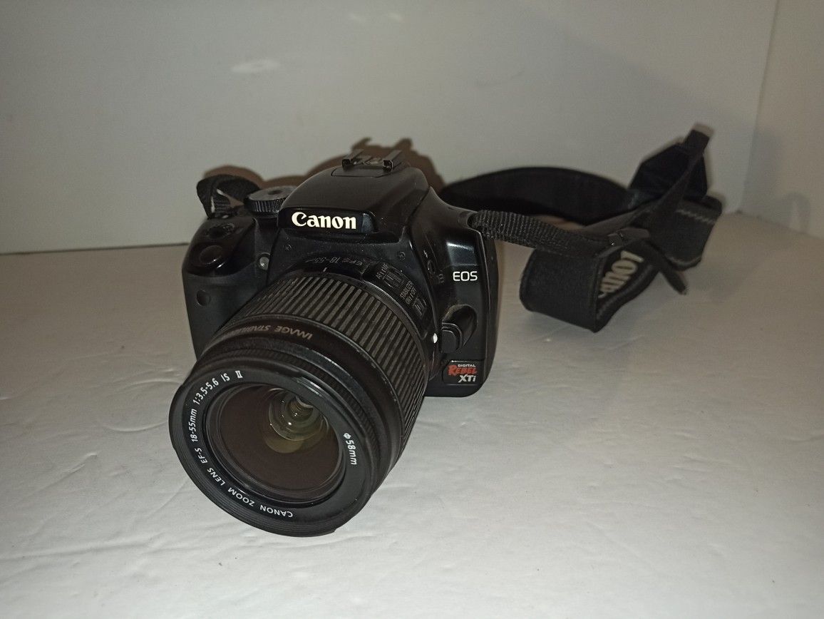 Canon EOS Rebel XTi w/ Canon 18-55mm IS II Digital Camera DSLR