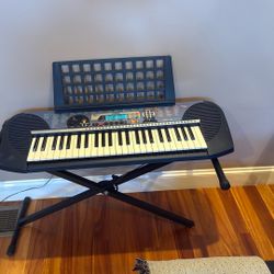 Yamaha Keyboard And Stand 