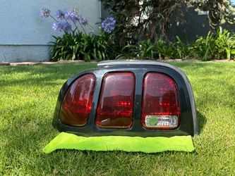 Ford Mustang Tail Light Pair - Eagle Eyes FR268 - LH & RH
