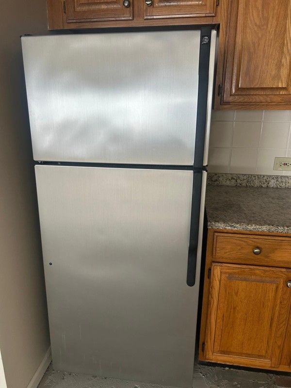 GE Fridge With Top Freezer And Ice Maker