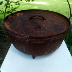 Lodge Cast iron Pot