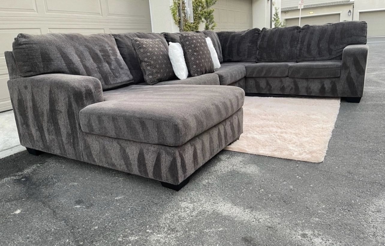Huge Dark Grey Sectional Couch Sofa From Ashley Furniture In Excellent Condition - FREE DELIVERY ๐
