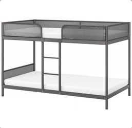 Twin bunk bed