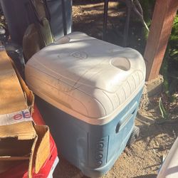 Igloo large roller Ice Chest 