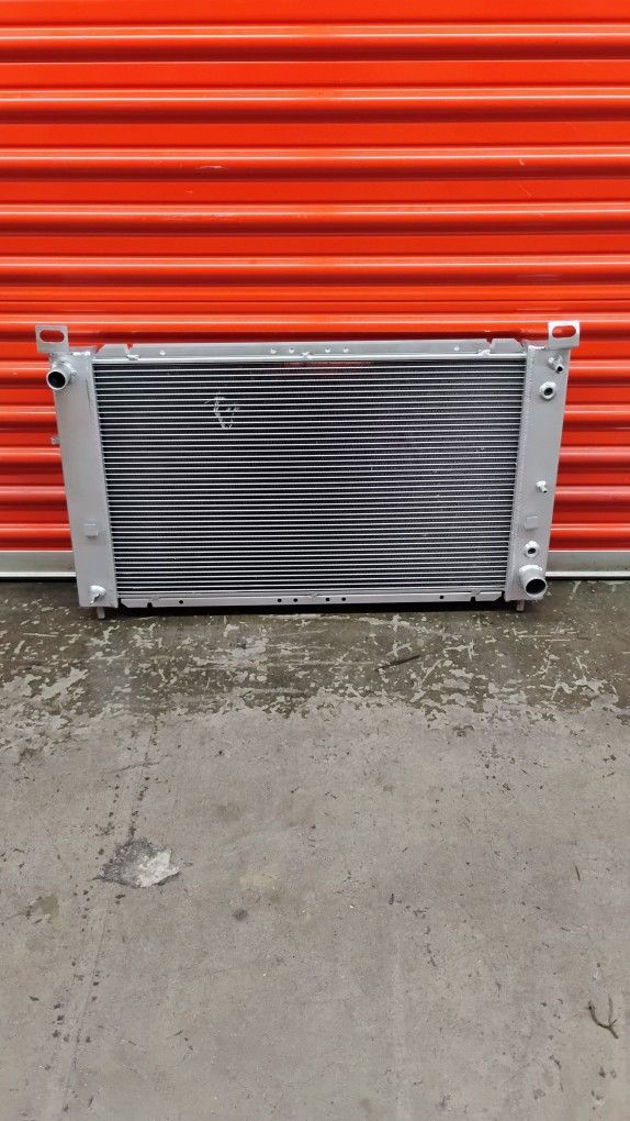 Aluminum radiator for 1500/2500 Chevy Silverado 28 inch 4.8L 5.3L 1(contact info removed)