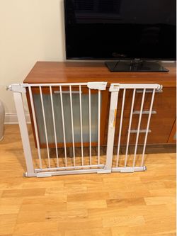 Cumbor baby gate features a dual-lock mechanism and pressure-mounted installation for doorways
